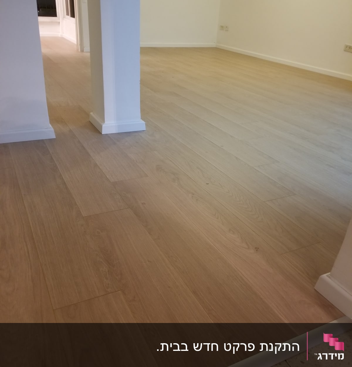 רצפת פרקט עץ בהירה בחדר פנימי